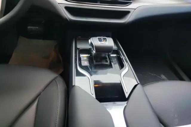 Hongqi Hongqi E-QM5 Rechargeable Qiyue Edition