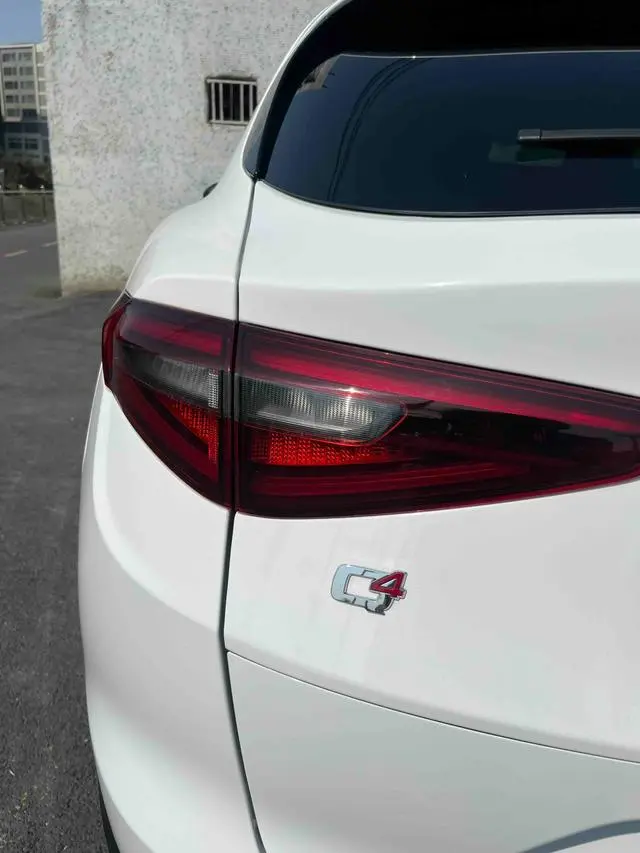 Alfa Romeo Stelvio 2.0T 200HP Deluxe Edition