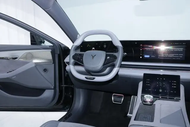 VOYAH Lantu chasing light PHEV Ultra-long battery life, four-wheel drive ultimate edition