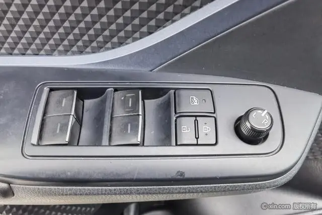 TOYOTA IZOA 2.0L Yixiang Edition