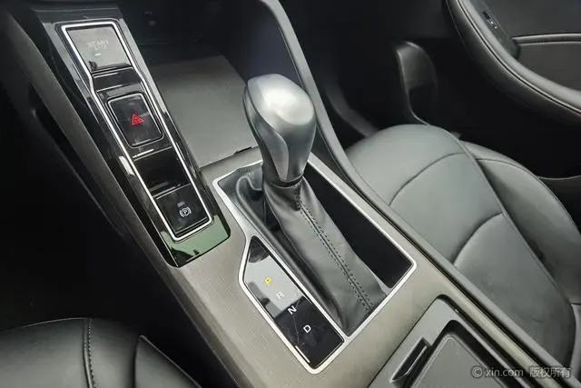 Roewe Roewe i5 1.5L CVT Deluxe Edition