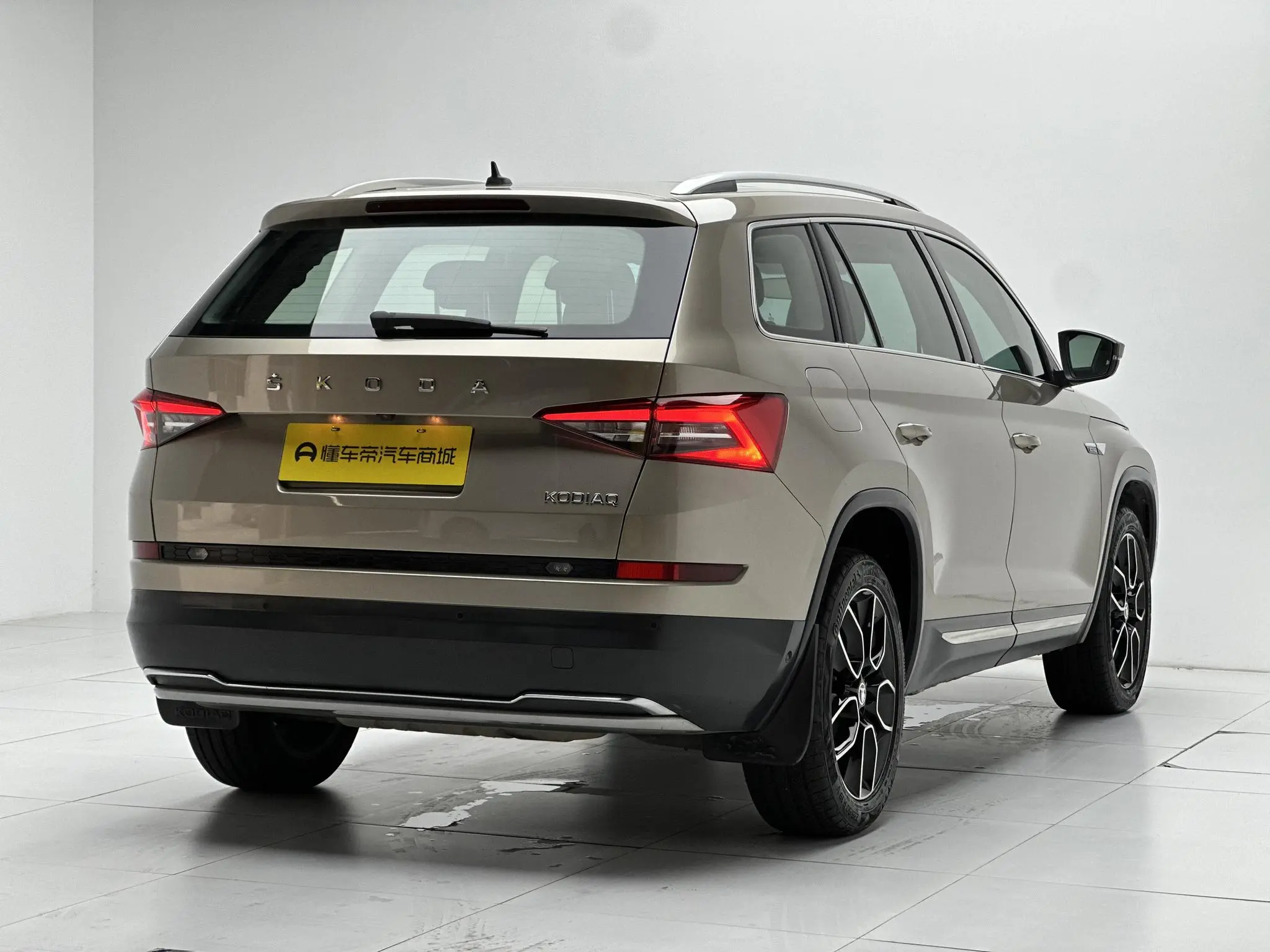 Skoda Kodiak Facelifted ZI330 7-seater two-wheel drive luxury premium edition Country VI