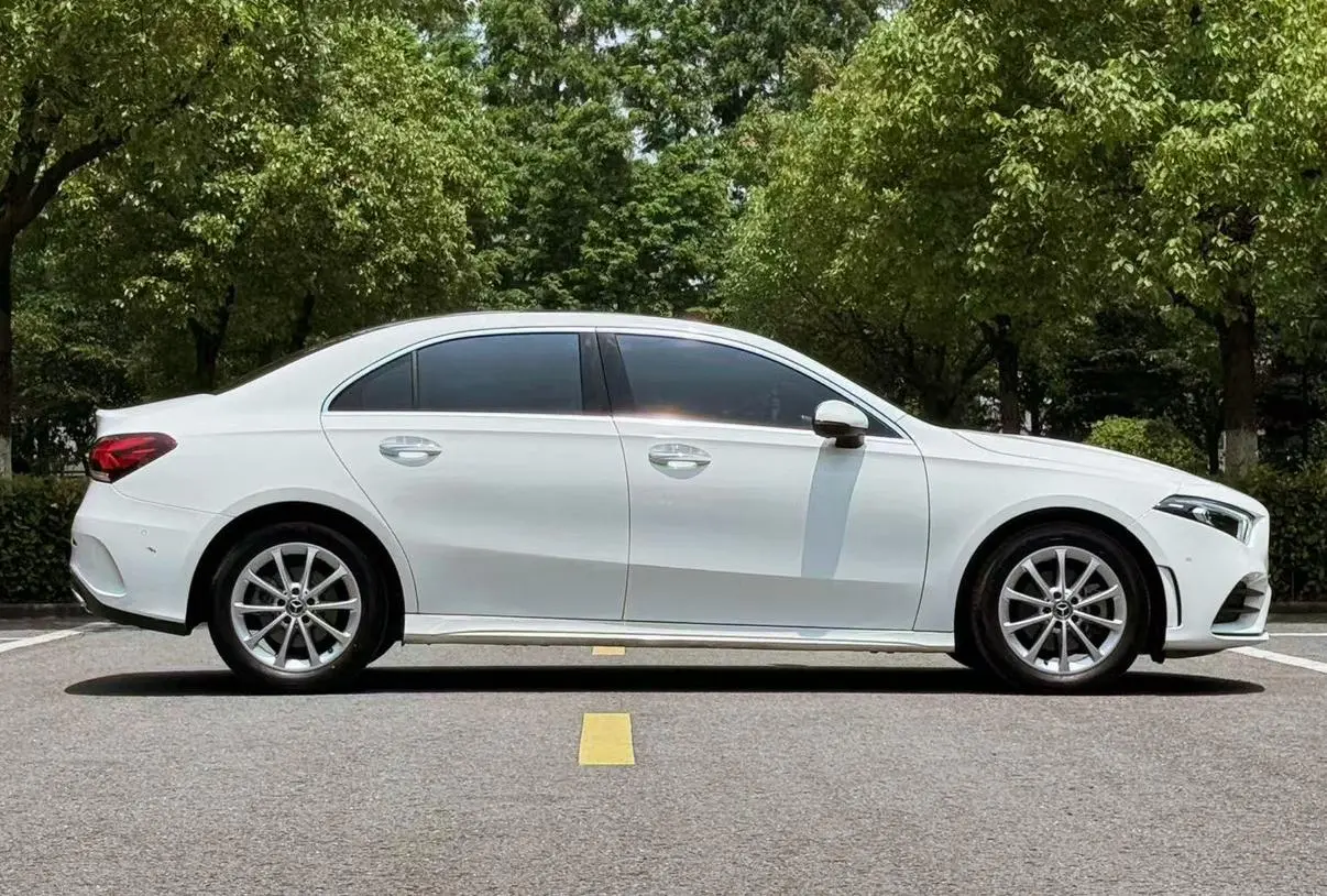 Mercedes-Benz Mercedes-Benz A-class A 200 L sports sedan fashion Version
