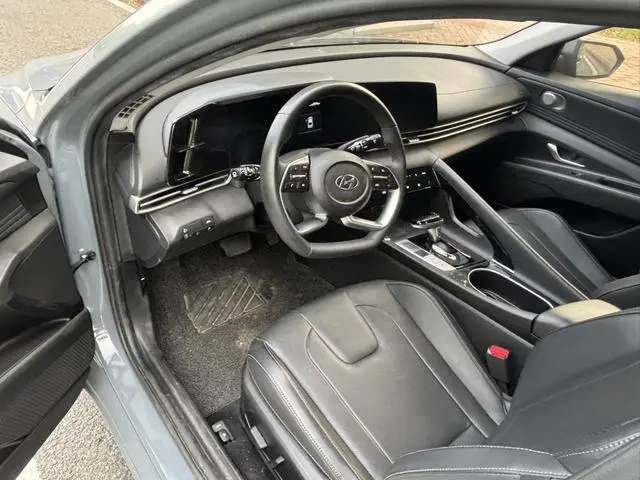 Hyundai Elantra 1.5L CVT LUX Premium Edition