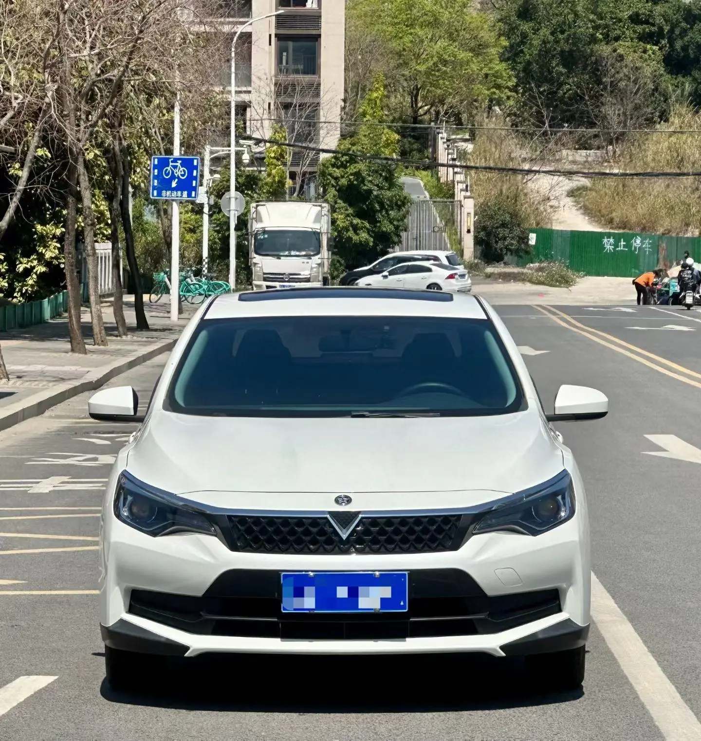Venucia Qichen D60 PLUS 1.6 L XV CVT Smart Collar Edition