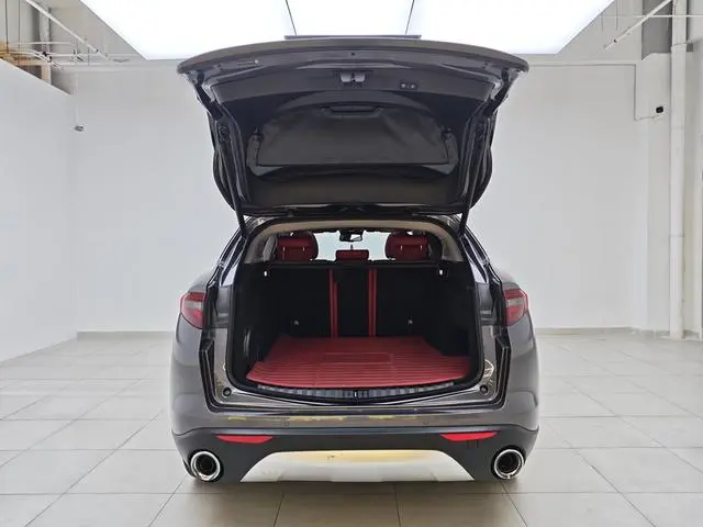 Alfa Romeo Stelvio 2.0T 280HP Deluxe Edition