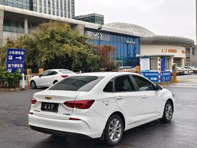 Chevrolet Cruze 320 automatic Enjoy Skylight version