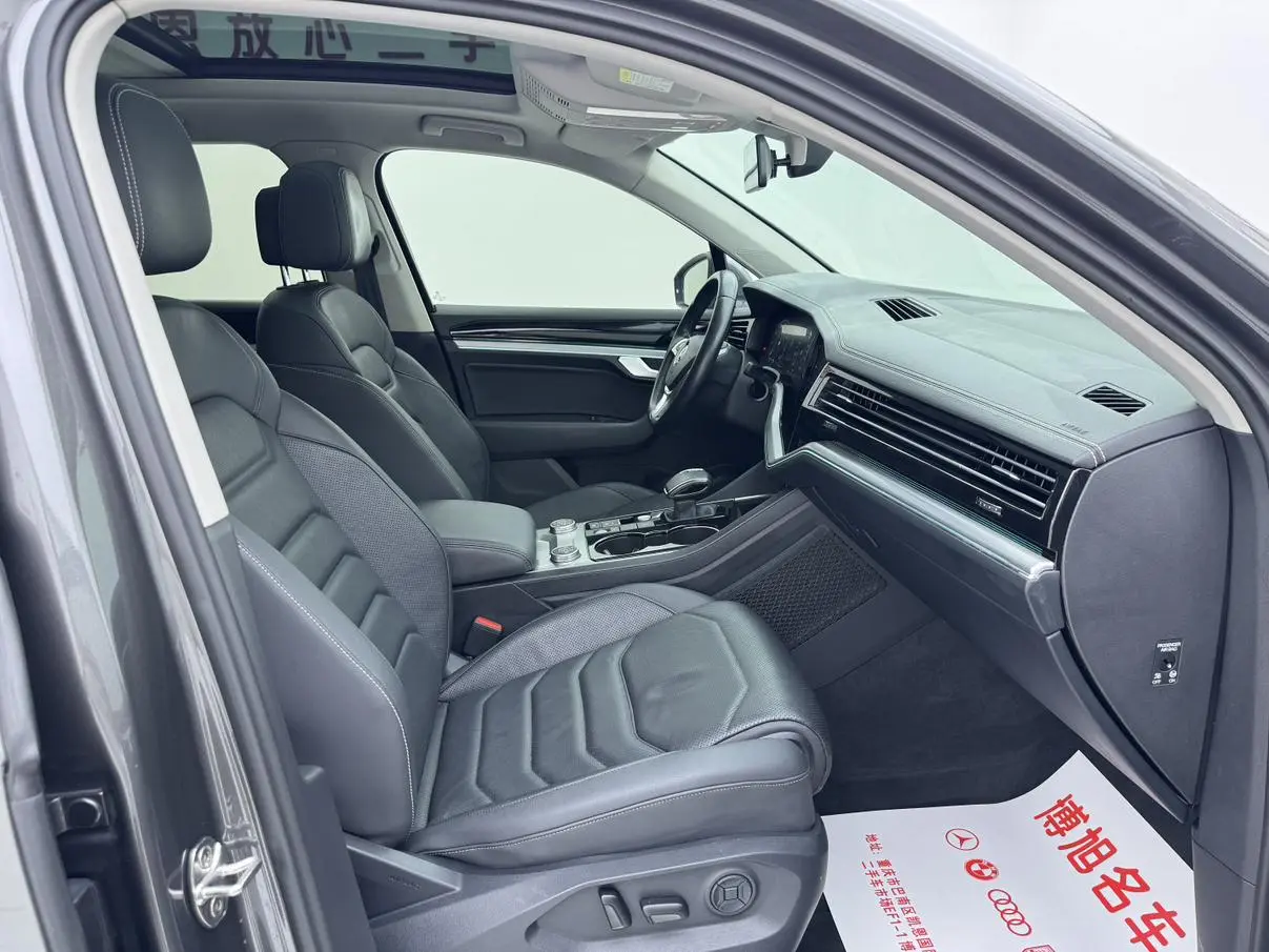 Volkswagen Touareg 3.0 TSI Sharp Front Version Country V