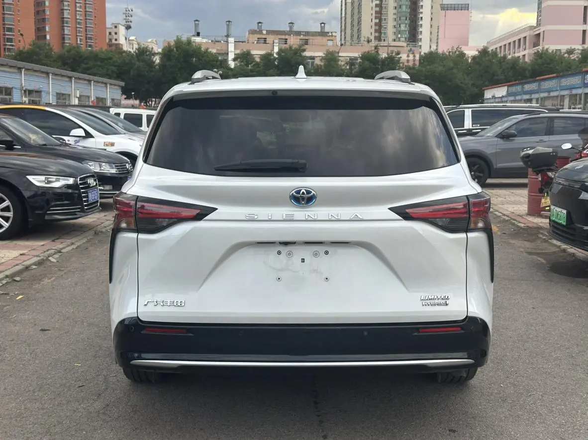 TOYOTA Saina Facelifted dual engine 2.5L Premium Edition