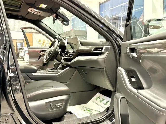 TOYOTA Crown Lufang 2.0T automatic four-wheel drive Jinyao version