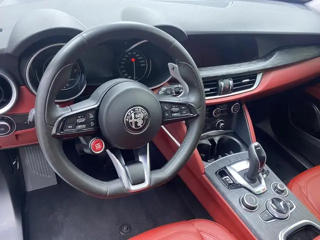 Alfa Romeo Stelvio 2.0T 280HP Deluxe Edition