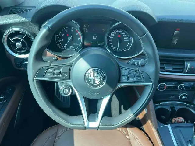 Alfa Romeo Stelvio 2.0T 200HP Deluxe Edition