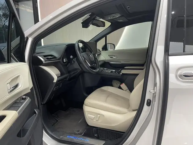 TOYOTA Saina 2.5L Hybrid Extreme Edition