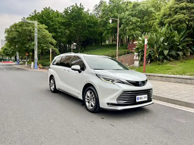 TOYOTA Saina 2.5L Hybrid Extreme Edition