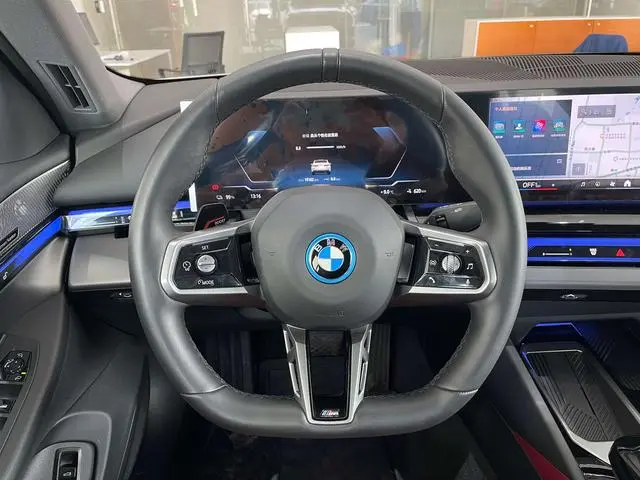 BMW BMW i5 eDrive40L M sports suit