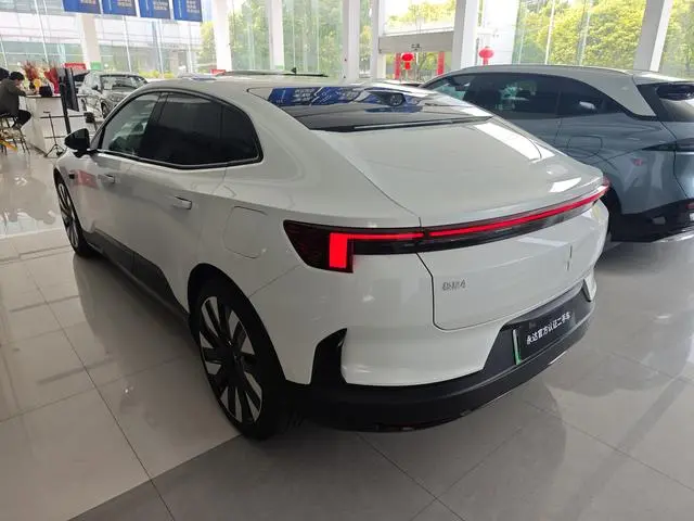 Polestar Polestar 4 Single motor standard battery life PLUS dual star connected version