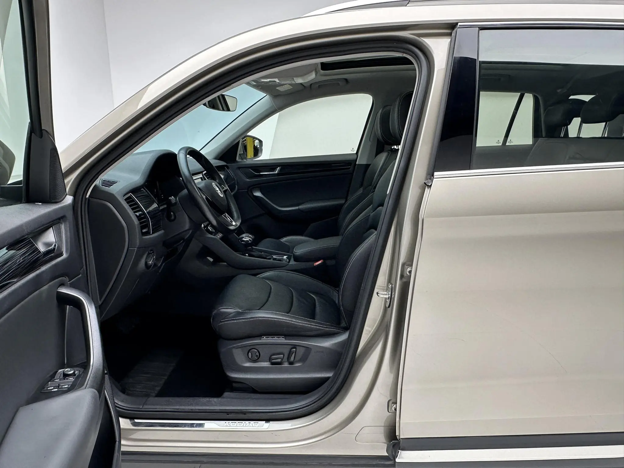 Skoda Kodiak Facelifted ZI330 7-seater two-wheel drive luxury premium edition Country VI
