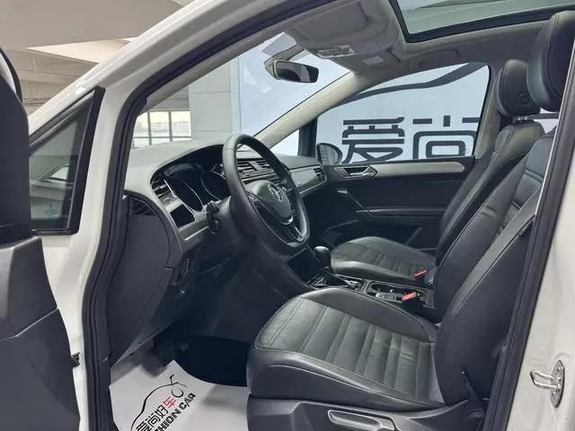 Volkswagen Touran L 280TSI Automatic Shuya Version