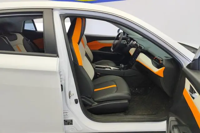 Dongfeng Fengshen Yi Hyun Mach Version 1.5L Automatic Glory Version