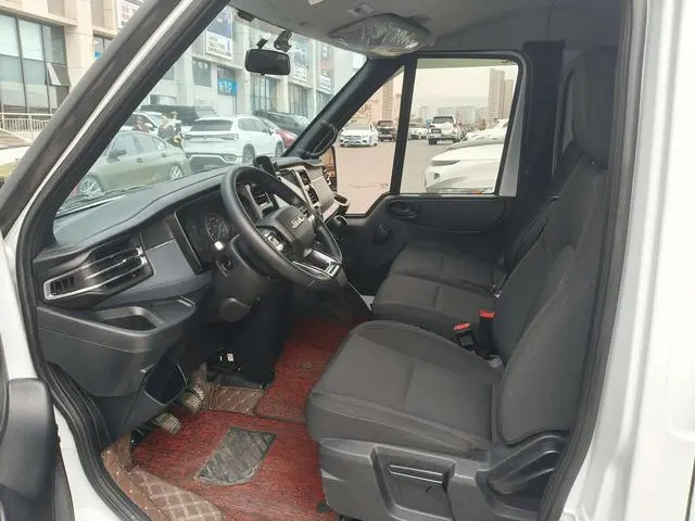 JMC Fushun 2.0T manual diesel short-axle low-top commercial multi-function passenger car 5 seats