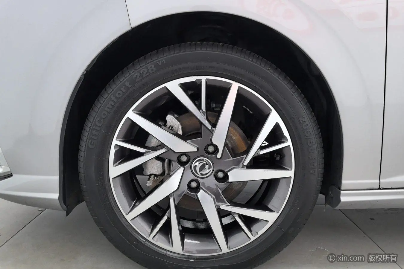 Dongfeng Fengshen Yi Hyun 230T automatic dazzling version