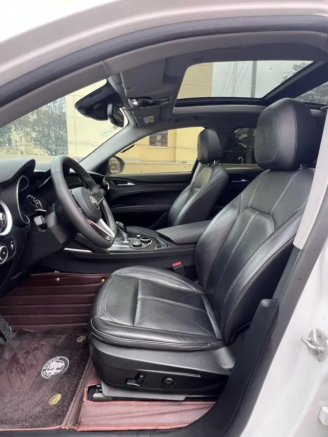 Alfa Romeo Stelvio 2.0T 200HP Deluxe Edition