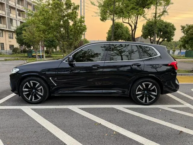 BMW BMW iX3 Facelift leading type