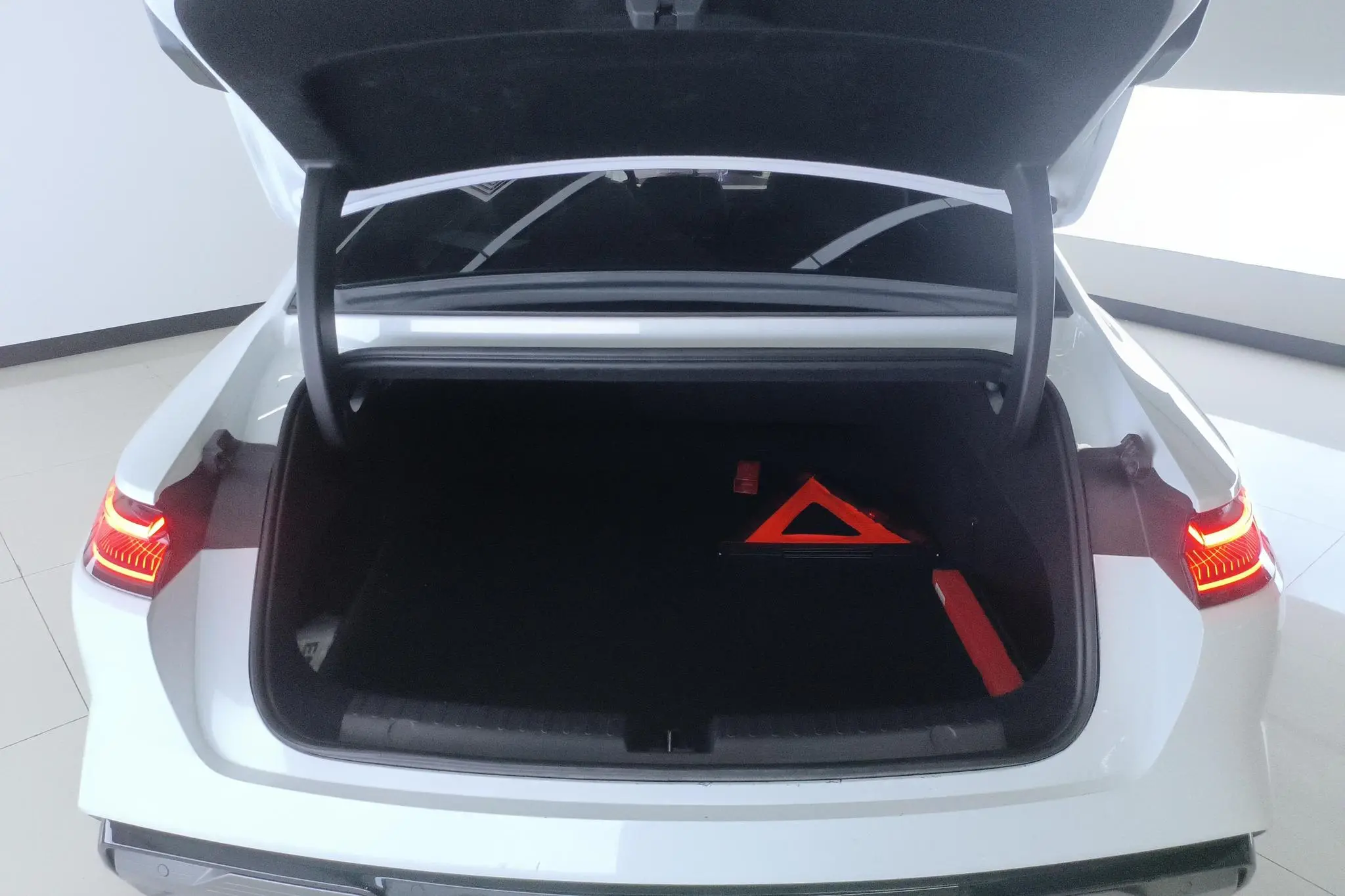 Geely Galaxy Galaxy E8 550km two-wheel drive Longteng version