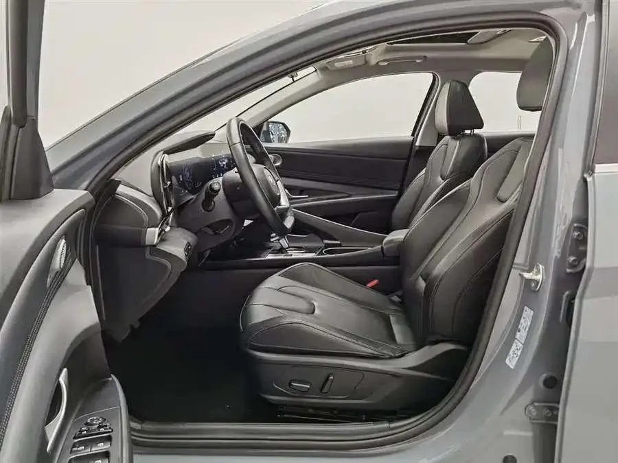 Hyundai Elantra 1.5L CVT LUX Premium Edition