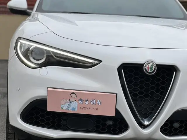 Alfa Romeo Stelvio 2.0T 200HP Deluxe Edition