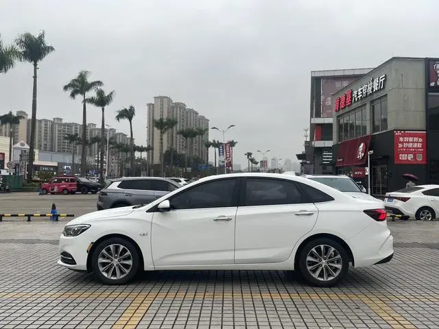 Chevrolet Cruze 320 automatic Enjoy Skylight version