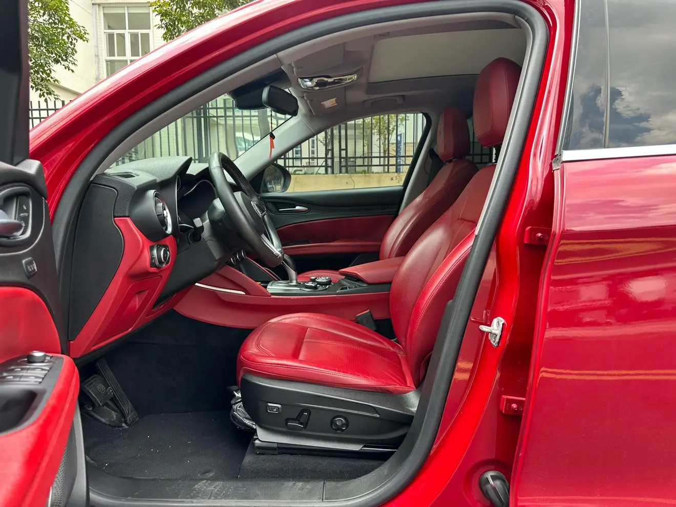 Alfa Romeo Stelvio 2.0T 200HP Deluxe Edition