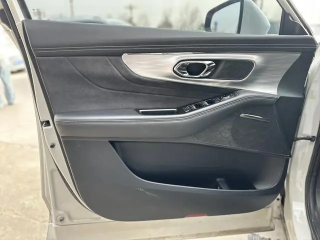 GAC Trumpchi GS8 Dual engine series 2.0TM hybrid two-wheel drive Premium Edition 7-seater