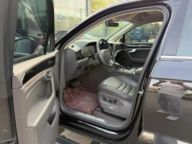 Volkswagen Touareg 3.0 TSI Sharp Front Version Country V