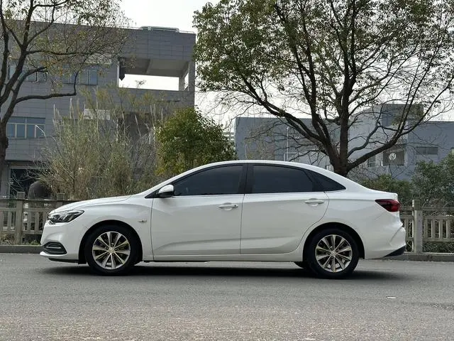 Chevrolet Cruze 320 automatic Enjoy Skylight version