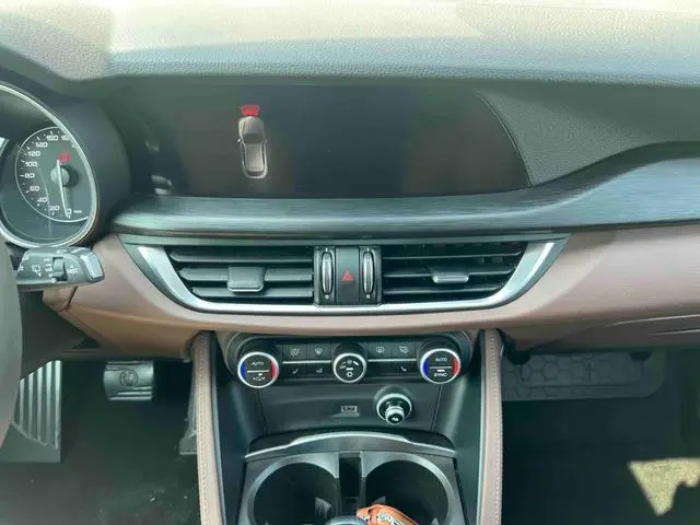 Alfa Romeo Stelvio 2.0T 200HP Deluxe Edition