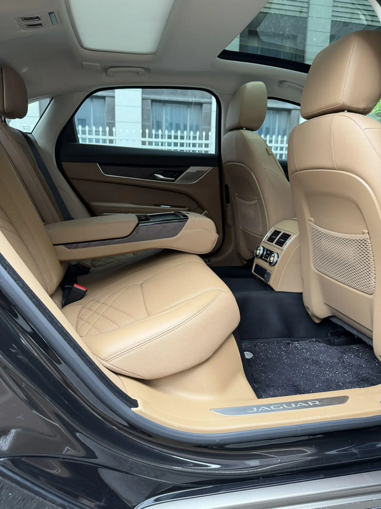 Jaguar Jaguar XFL 2.0T P250 two-wheel drive exclusive luxury gilt version