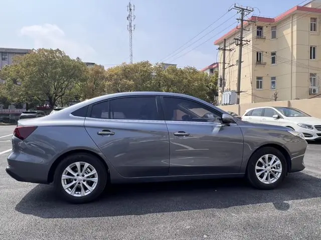 Roewe Roewe i5 1.5L CVT Deluxe Edition