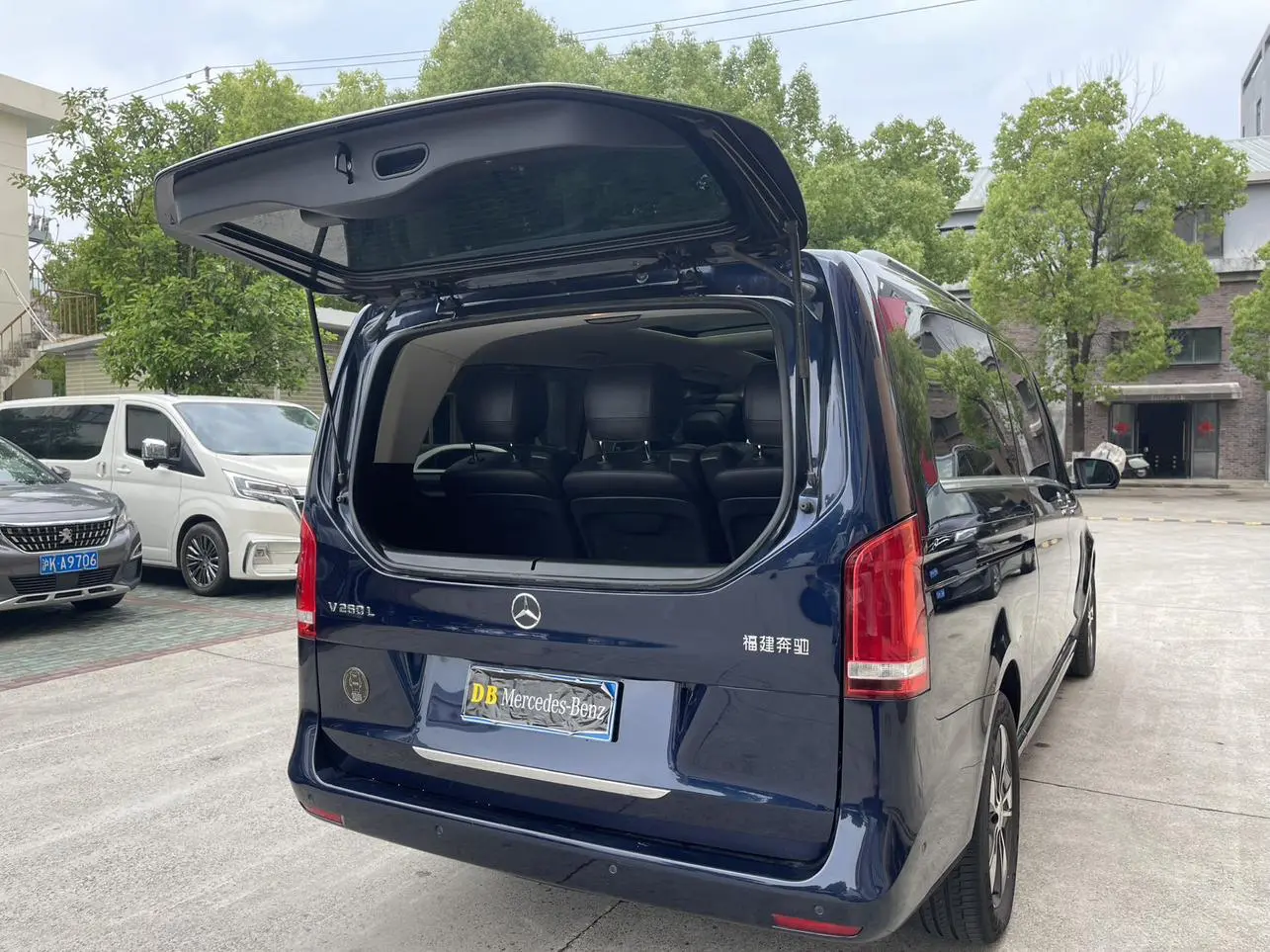 Mercedes-Benz Mercedes-Benz V-class V 260 L Long Wheelbase Premium Edition