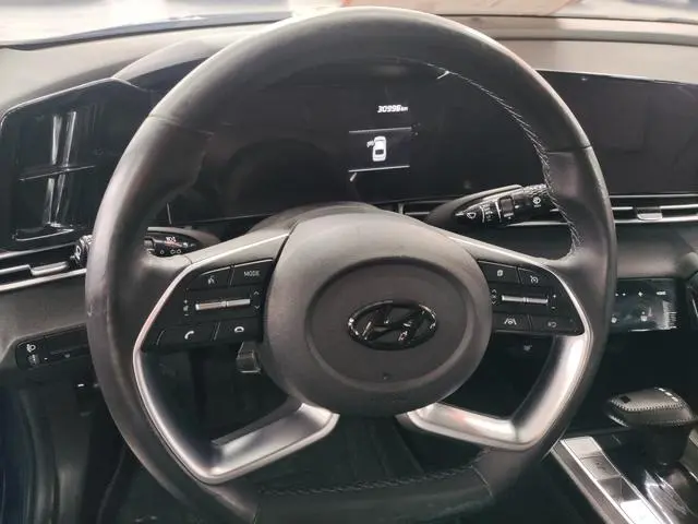Hyundai Elantra 1.5L CVT LUX Premium Edition