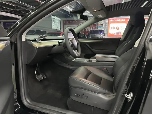 Tesla Model Y Facelifted rear-wheel drive version