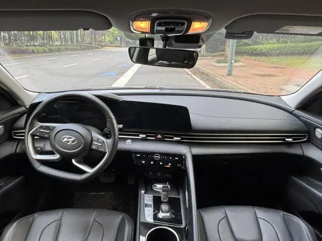 Hyundai Elantra 1.5L CVT LUX Premium Edition