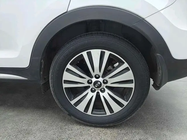 Kia Smart running 2.0L automatic two-wheel drive version DLX