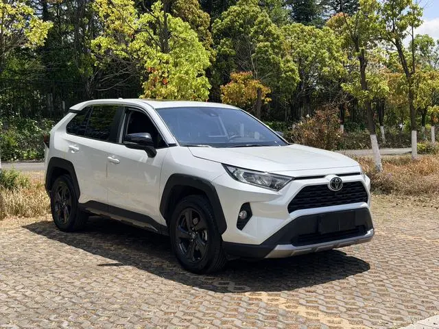 TOYOTA RAV4 Rongfang 2.0L CVT four-wheel drive fashion version