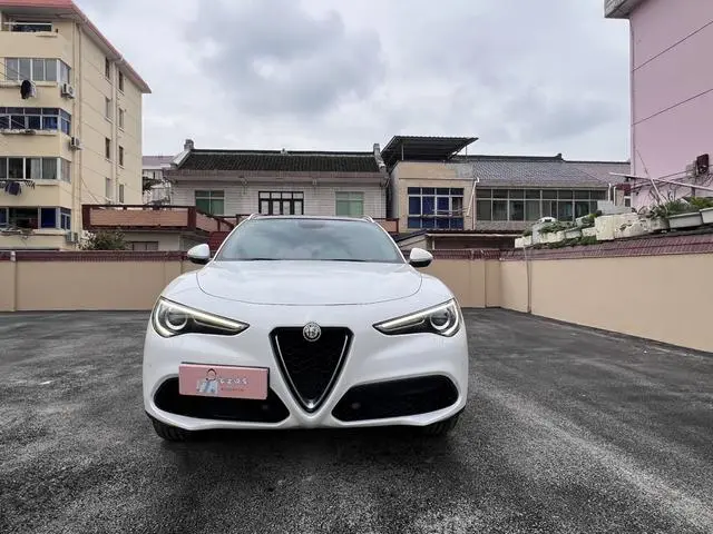 Alfa Romeo Stelvio 2.0T 200HP Deluxe Edition