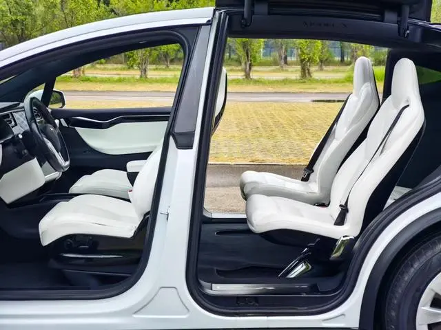 Tesla Model X 90D