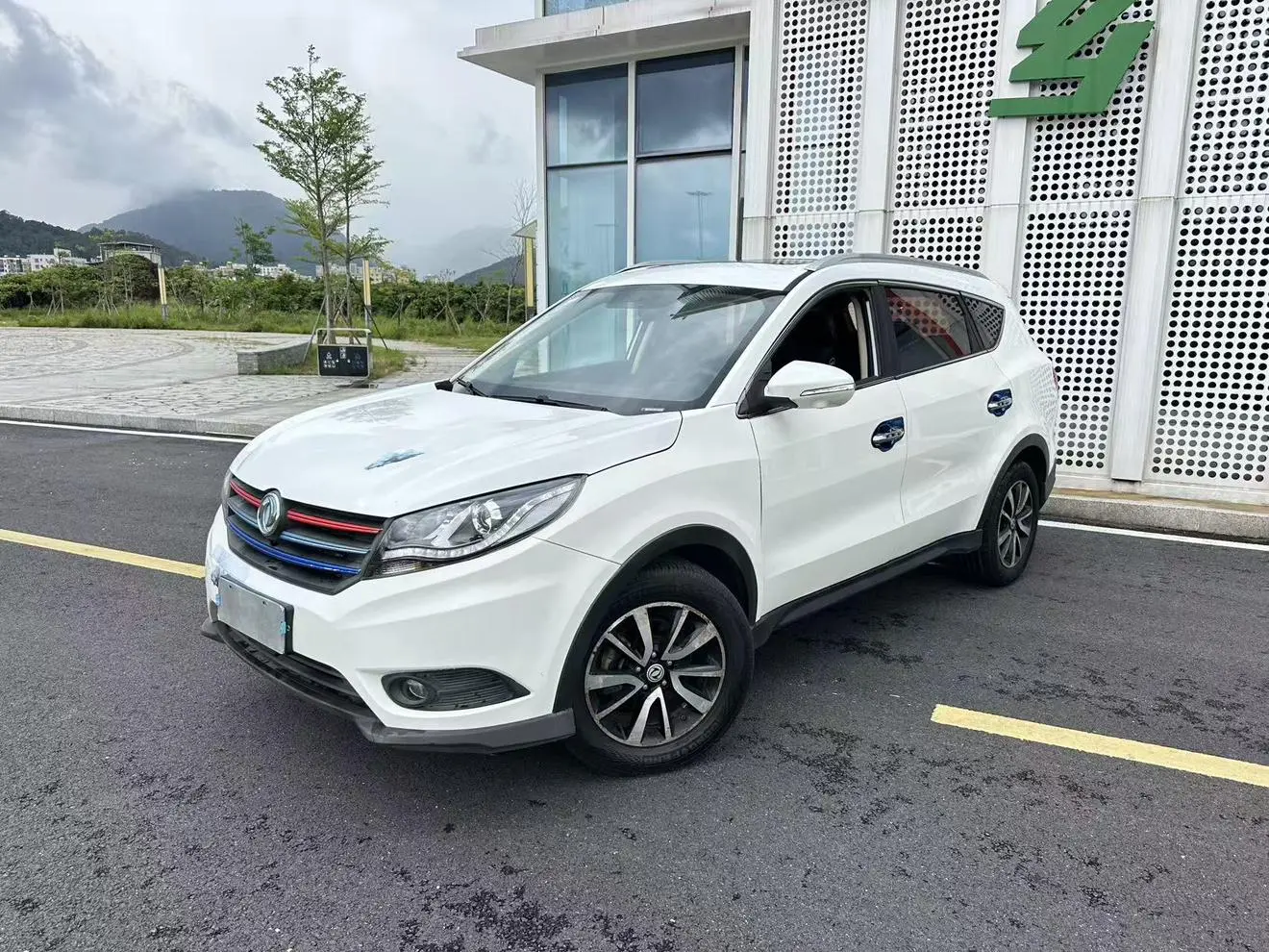 Dongfeng Fengguang Scenery 580 1.5T CVT comfort type