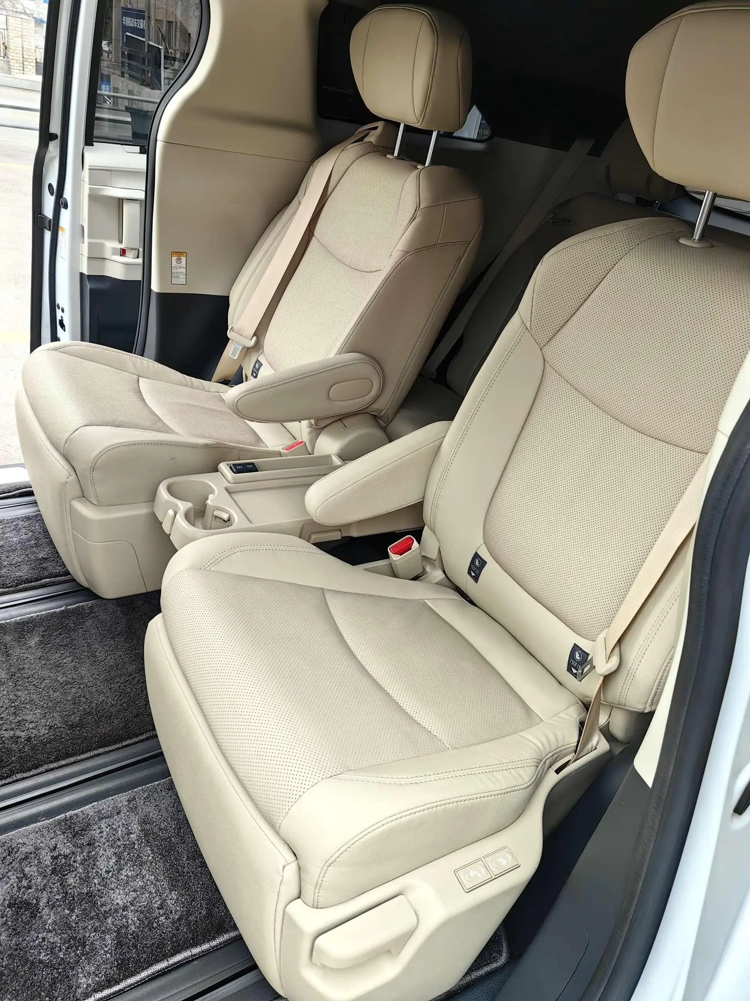 TOYOTA Saina 2.5L Hybrid Premium Edition