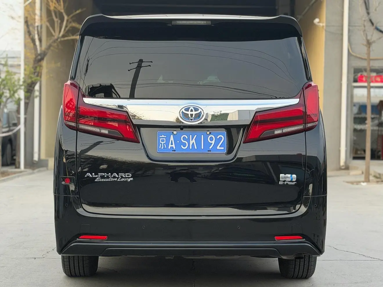 TOYOTA Elfa Dual engine 2.5L Premium Edition