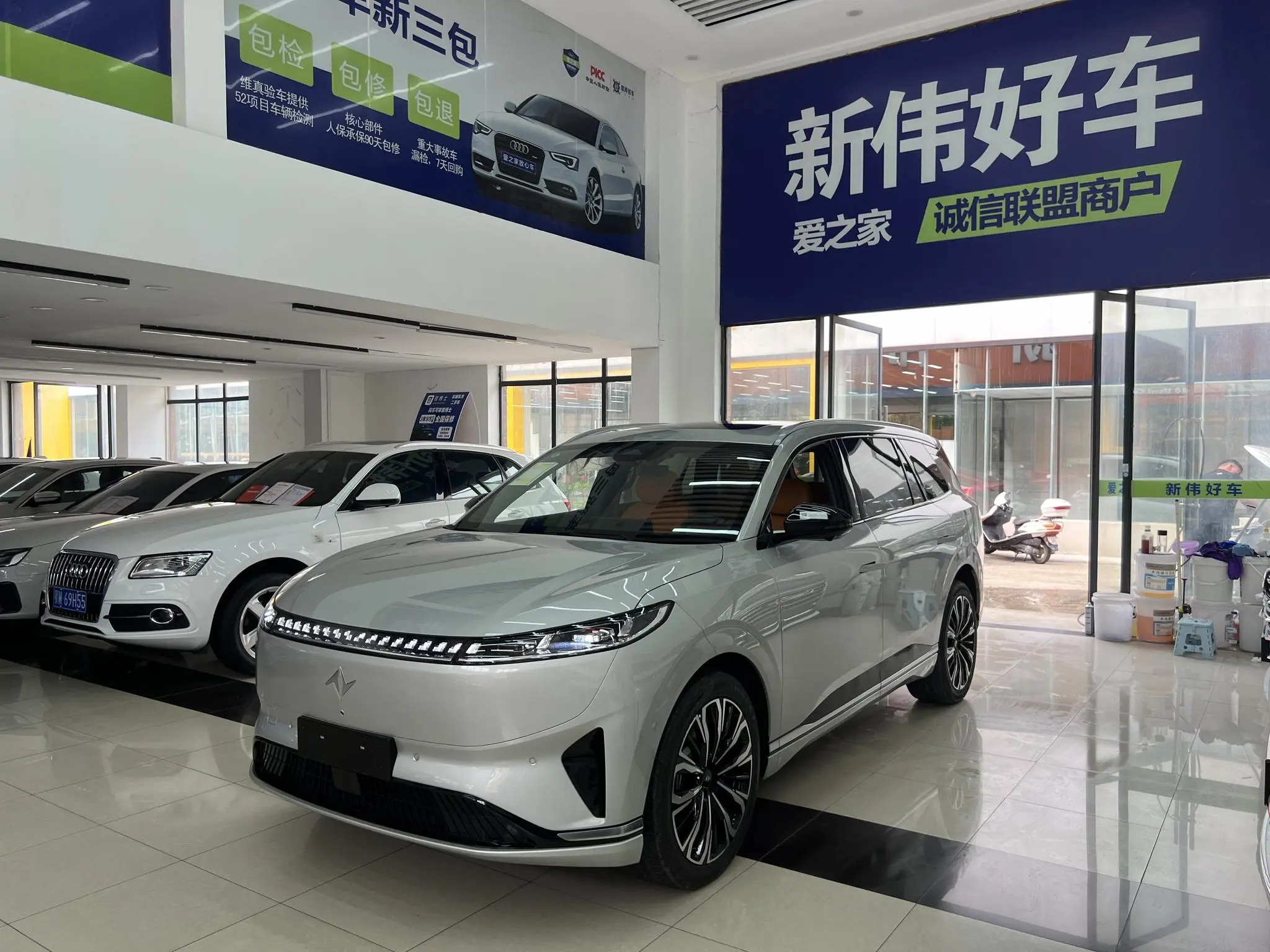 Dongfeng eπ eπ008 Extended Range Jiayue Edition 6 Seats